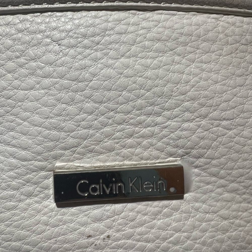 Calvin Klein Cream Shoulder Bag with Elegant Design - Picture 12 of 12